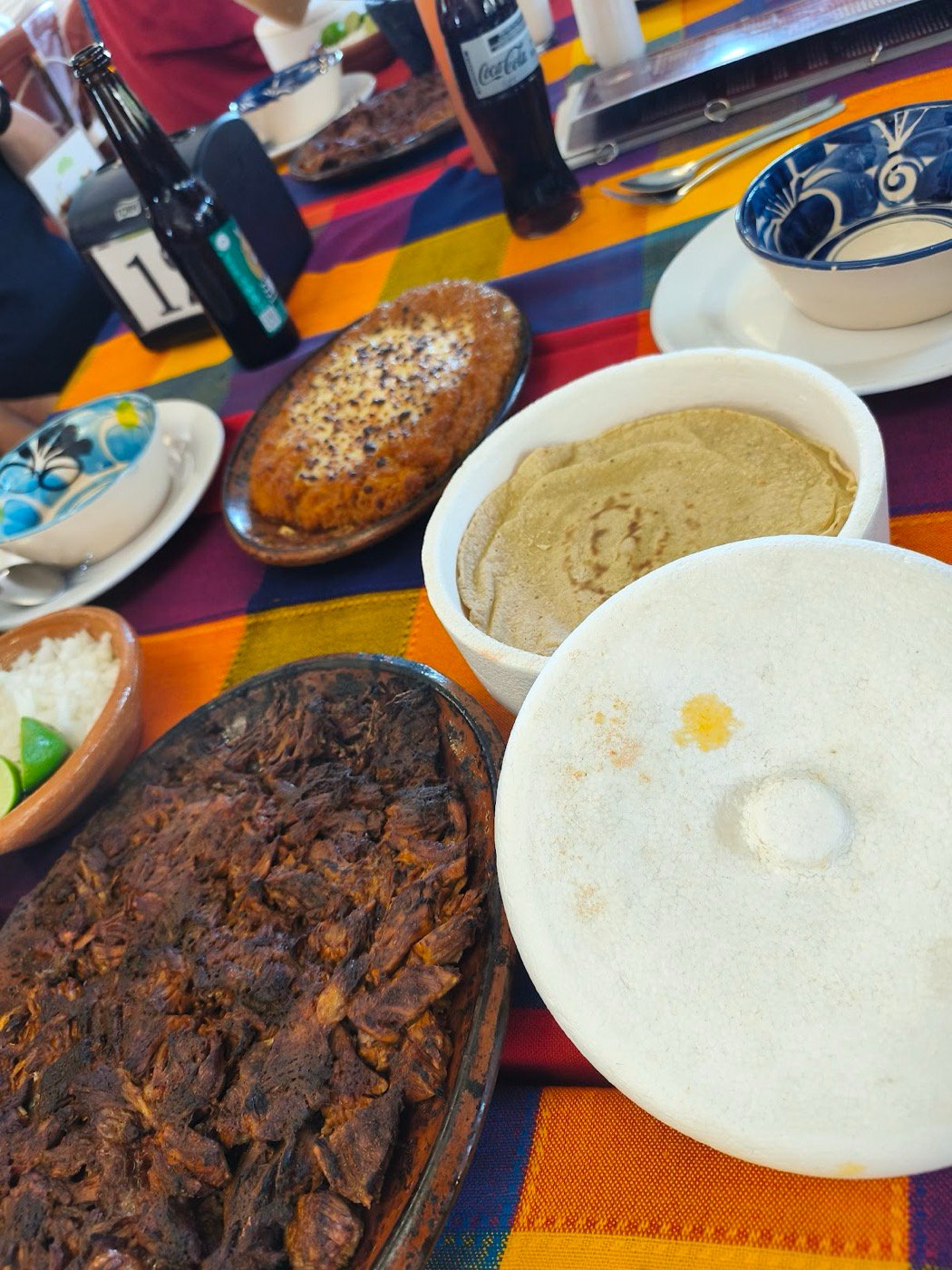 Mesa con birria y frijoles