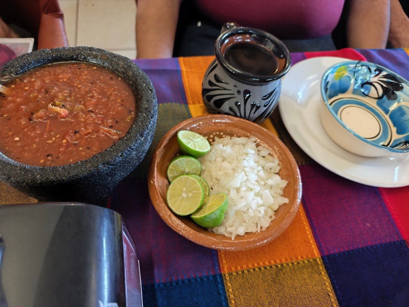 Salsas, cebolla y limón