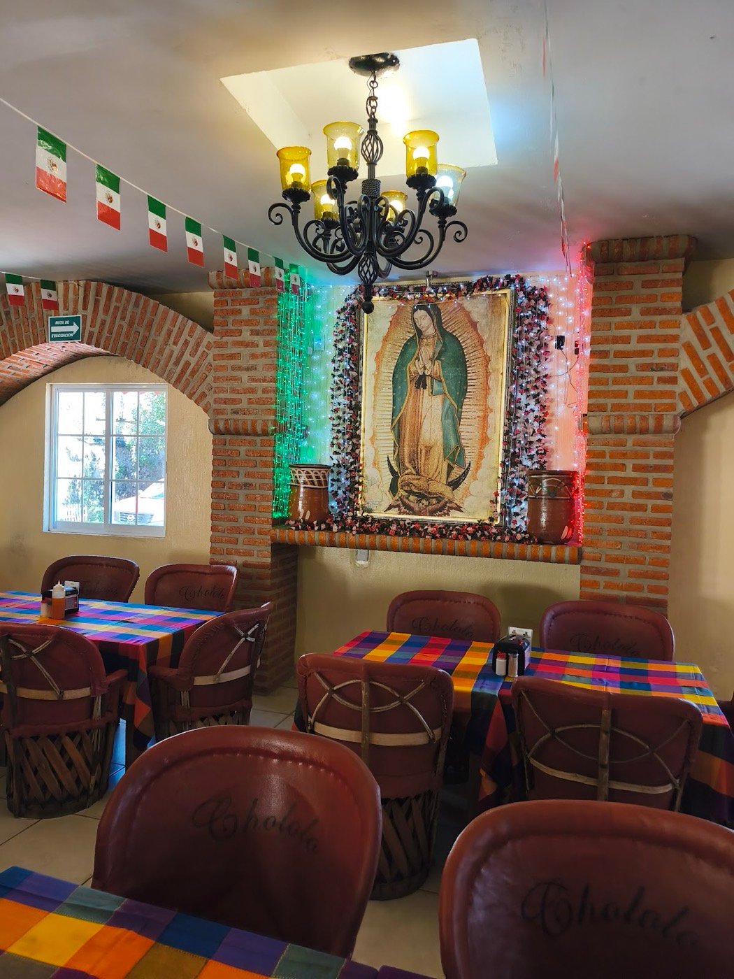 Comedor con imagen de la Virgen de Guadalupe
